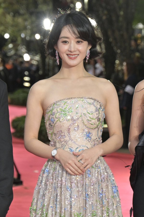 配资实盘开户 三金影后红毯肩带崩断！神秘女生丝巾救场，高情商化解尴尬获全网盛赞