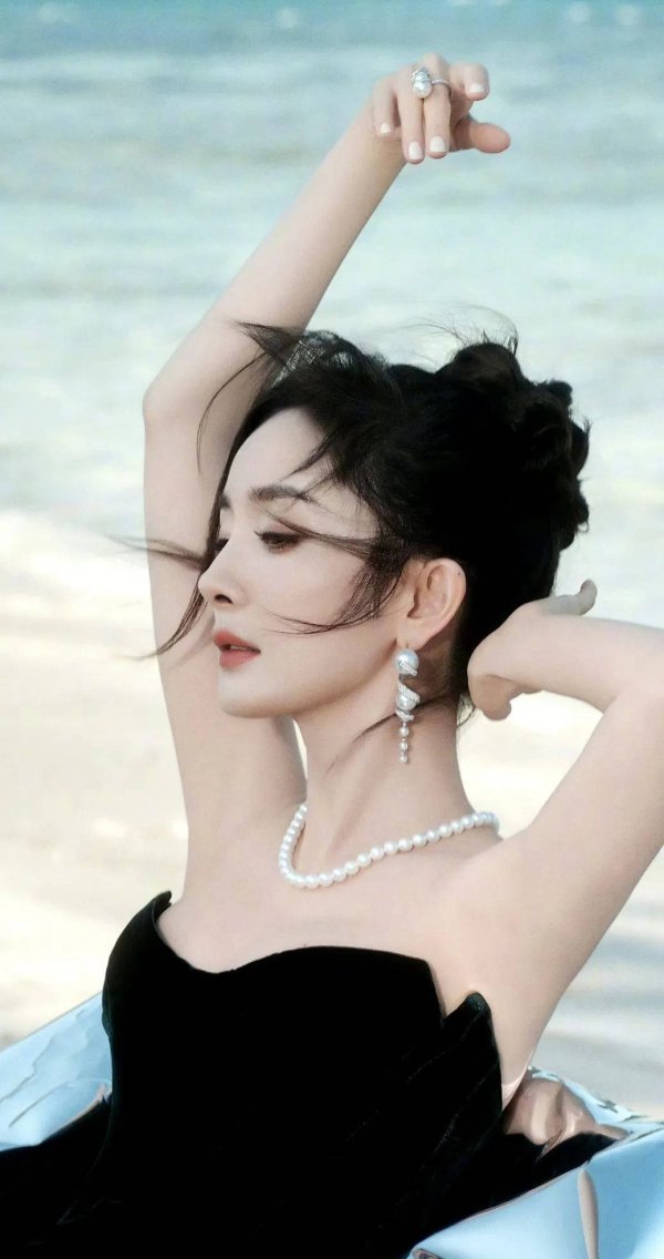 炒股app排名 杨幂吊带礼服美到犯规！复古卷发搭珍珠，优雅氛围感直接拉满！